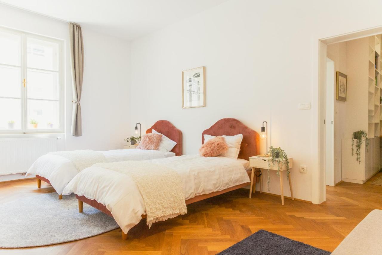 Top Location City Centre Condo In Historic Building With Free Garage Parking Ljubljana Eksteriør billede